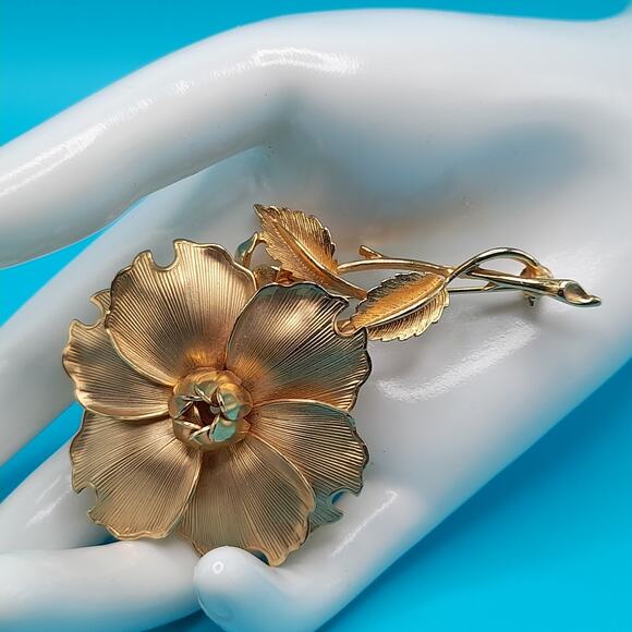 Vintage 1960s Large Flower With Stem Brooch, Gold Tone, 3 Inches - Picture 2 of 9